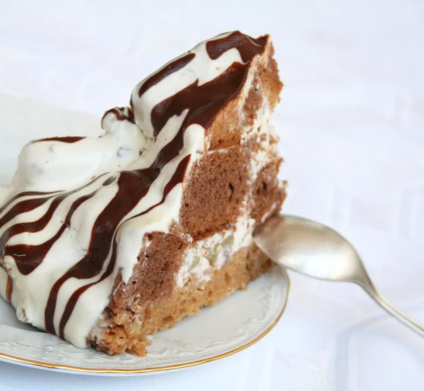 Gâteau au chocolat et à la crème sur l'assiette — Photo