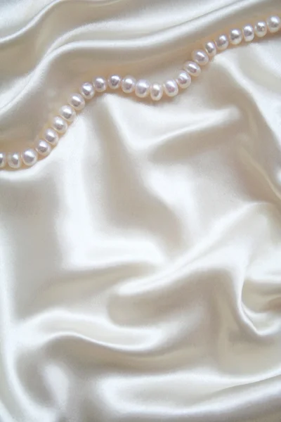 として真珠と滑らかなエレガントな白い絹 — ストック写真