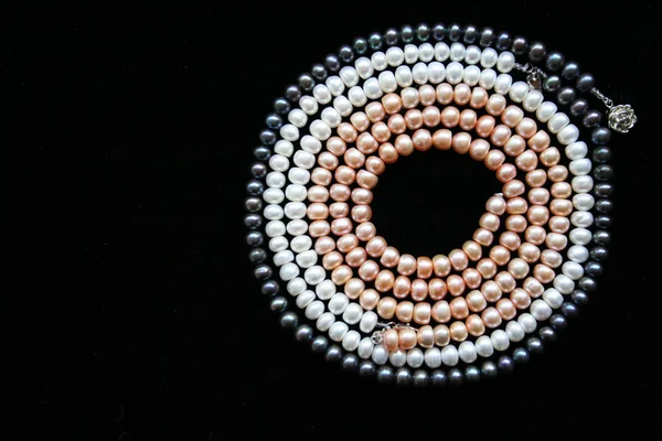 Círculo de perlas blancas, negras y rosadas o — Foto de Stock