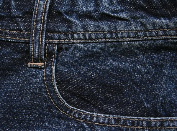 Kapsa z modré džíny látky jako pozadí — 图库照片