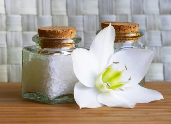 Пляшки морської солі та олії з білим f — стокове фото