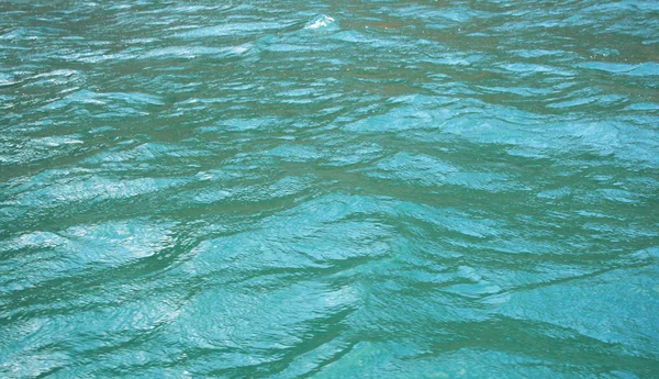 Поверхность лазурной морской воды с рябью в виде b — стоковое фото