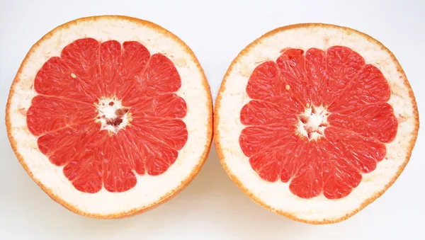 Grapefruithälften in Großaufnahme auf dem weißen — Stockfoto