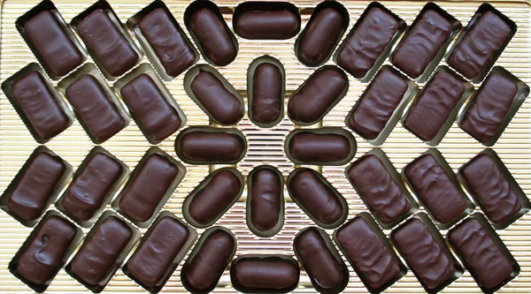 Смачні темні шоколадні цукерки в золоті — стокове фото