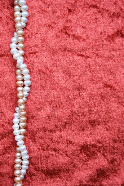 Białe i różowe perły na terakoty — Zdjęcie stockowe
