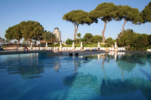 Turcja. Antalya. basen w hotelu — Zdjęcie stockowe