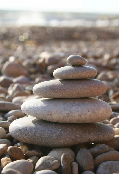 Pedras arredondadas de água em pedra — Fotografia de Stock