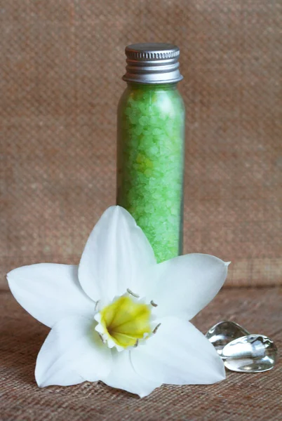 Bottiglie di sale marino e fiori bianchi — Foto Stock