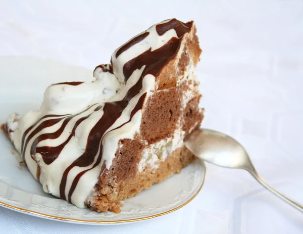 Gâteau au chocolat et à la crème sur l'assiette — Photo