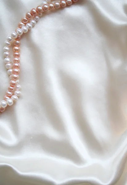 Liso elegante seda blanca con perlas como — Foto de Stock
