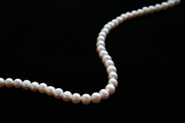 Collier de perles sur fond noir — Photo
