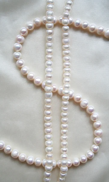 Perles sur la soie blanche élégante lisse — Photo