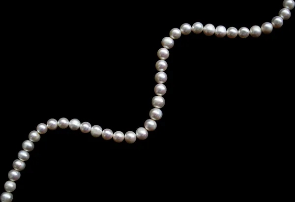 Perlas blancas en la seda negra como backgr — Foto de Stock