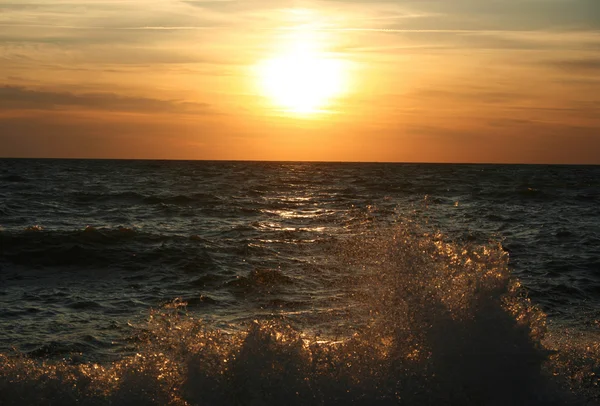 Ucrania. Crimea. Puesta de sol en el mar Negro — Foto de Stock