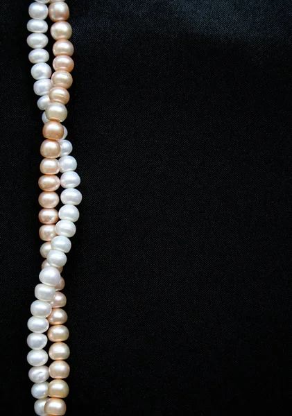 Białe i różowe perły na czarny — Zdjęcie stockowe