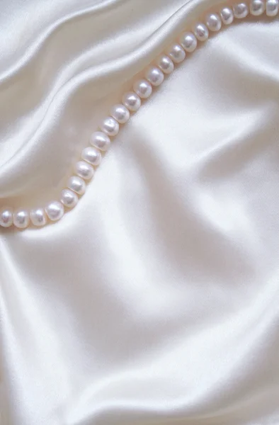 Seda blanca elegante lisa con perlas — Foto de Stock