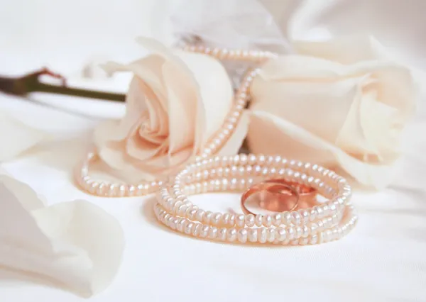 结婚戒指和白玫瑰 — 图库照片