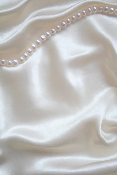 Slät elegant vitt siden med pärlor — Stockfoto