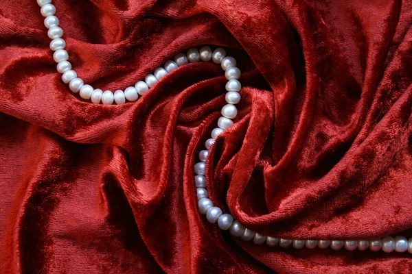 Naszyjnik perły białe na aksamitu — Zdjęcie stockowe