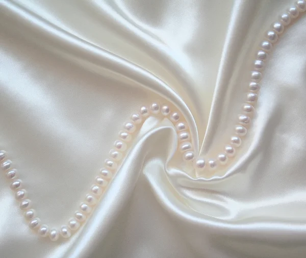 Slät elegant vitt siden med pärlor — Stockfoto