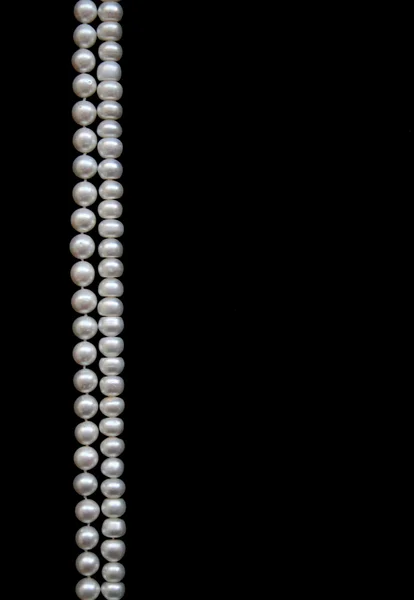 Białe perły na czarny jedwab — Zdjęcie stockowe