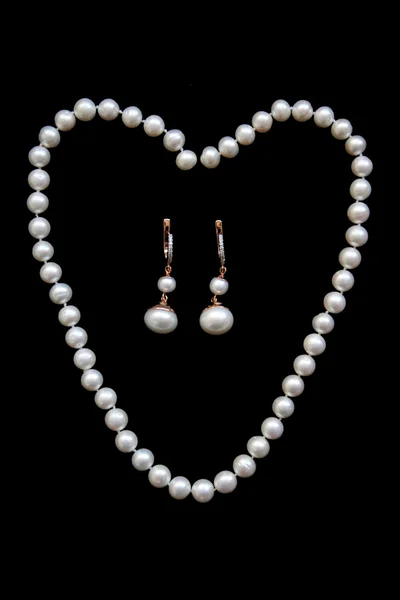 Necklace of white pearls and earrings — Stock Photo, Image
