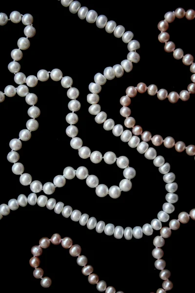 Bílé a růžové perly na hedvábí — Stock fotografie