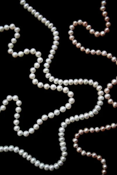 Beyaz ve pembe inciler siyah ipek — Stok fotoğraf