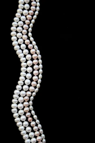 Perlas blancas y rosadas sobre la seda negra —  Fotos de Stock