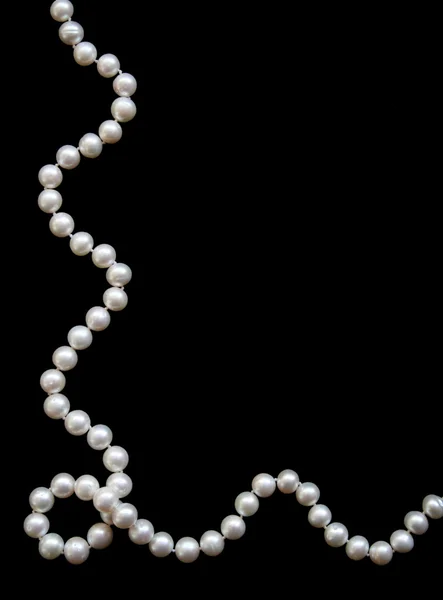 Білі перлини на чорному шовку — стокове фото