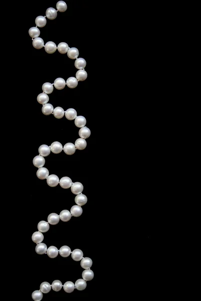 Perle bianche su una seta nera — Foto Stock