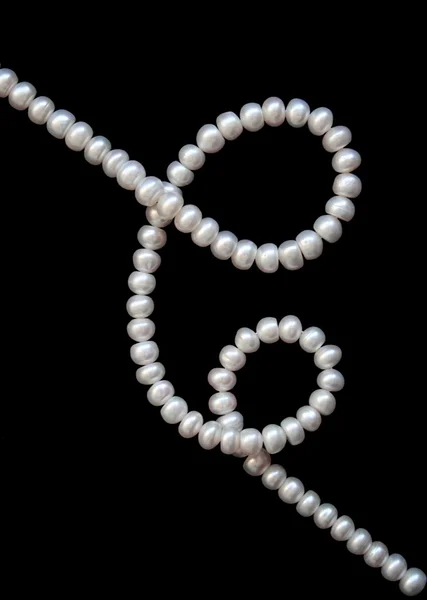 黒い絹の白い真珠 — ストック写真