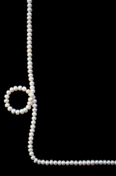 Perle bianche sulla seta nera — Foto Stock