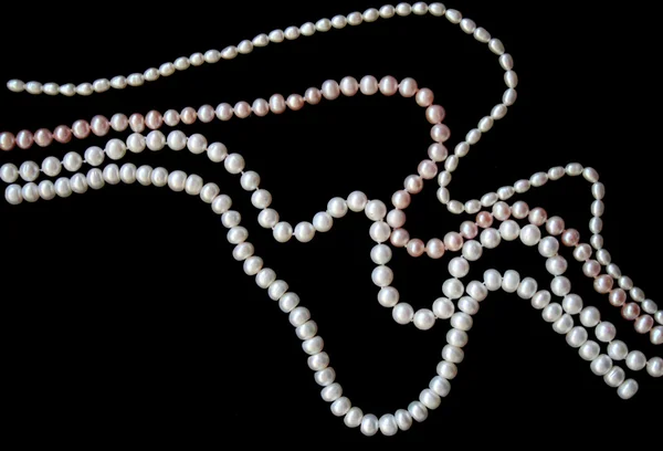Białe i różowe perły na czarny jedwab — Zdjęcie stockowe
