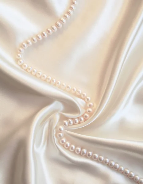 Sima elegáns fehér selyem, gyöngyökkel — Stock Fotó