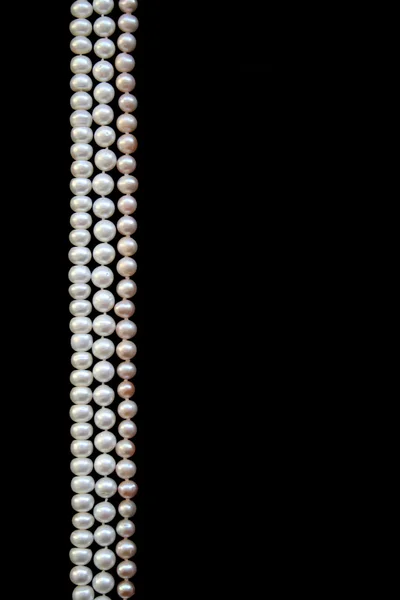 Białe i różowe perły na czarny jedwab — Zdjęcie stockowe