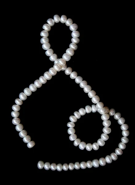 Білі перлини на чорному оксамиті — стокове фото