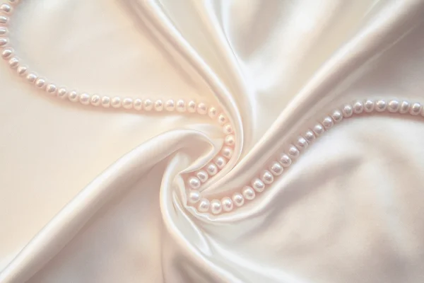 Soepele elegante witte zijde met parels — Stockfoto
