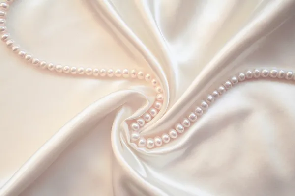 Soie blanche lisse et élégante avec des perles Images De Stock Libres De Droits