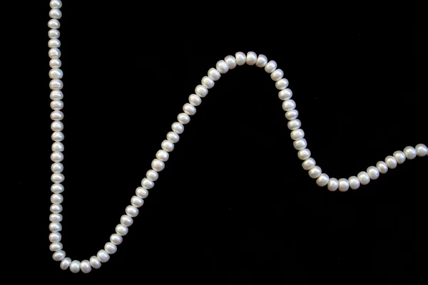 黒い絹の白い真珠 — ストック写真
