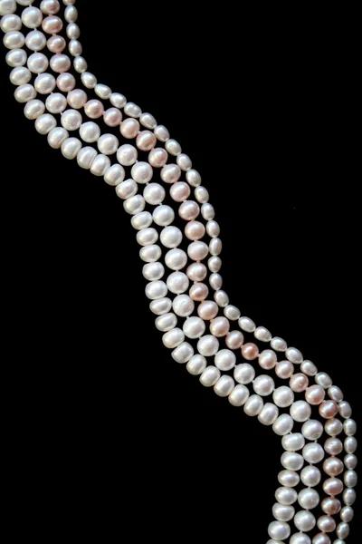 Perlas blancas sobre la seda negra —  Fotos de Stock