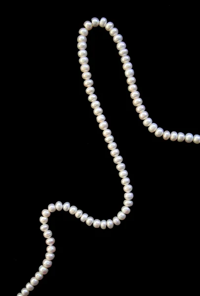 Perle bianche sulla seta nera — Foto Stock