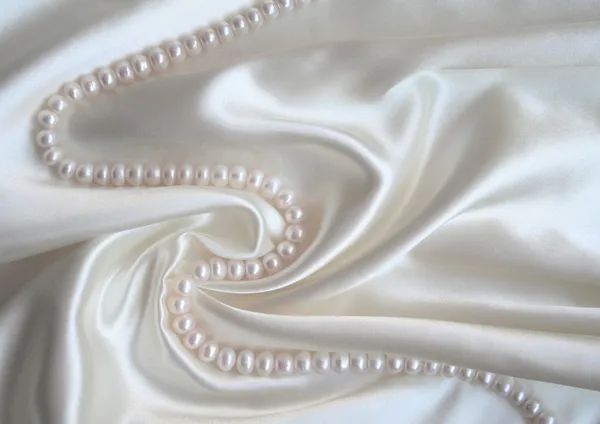 Elegante seta bianca liscia con perle — Foto Stock