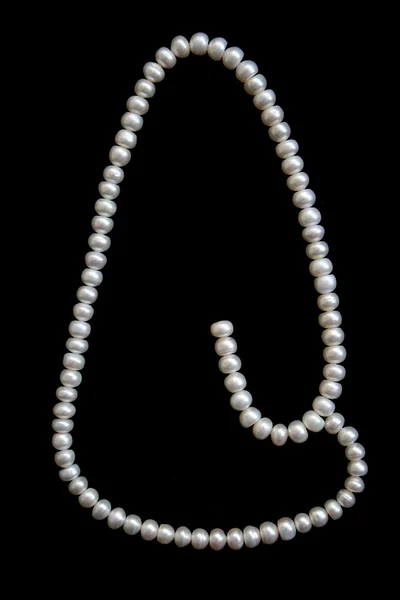 Vita pärlor på den svart sammeten — Stockfoto