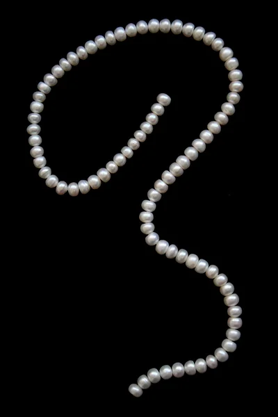 Bílé perly na hedvábí — Stock fotografie