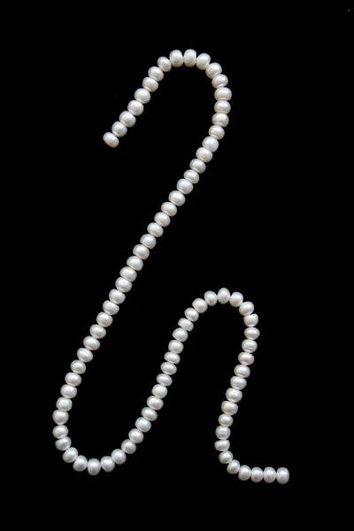 Perles blanches sur un velours noir — Photo
