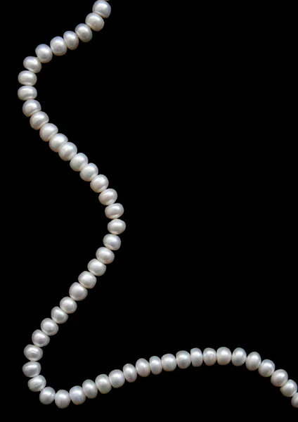 Λευκές πέρλες για ένα μαύρο βελούδο — Φωτογραφία Αρχείου