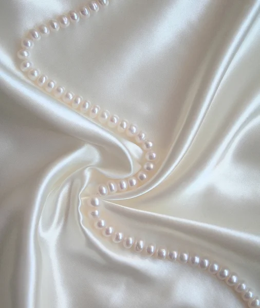 Soepele elegante witte zijde met parels — Stockfoto