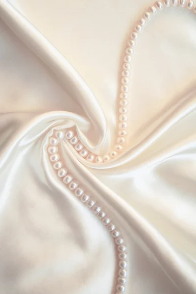 光滑优雅白色丝绸的珍珠 — 图库照片