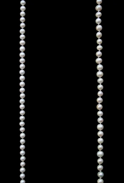 Weiße Perlen auf der schwarzen Seide — Stockfoto
